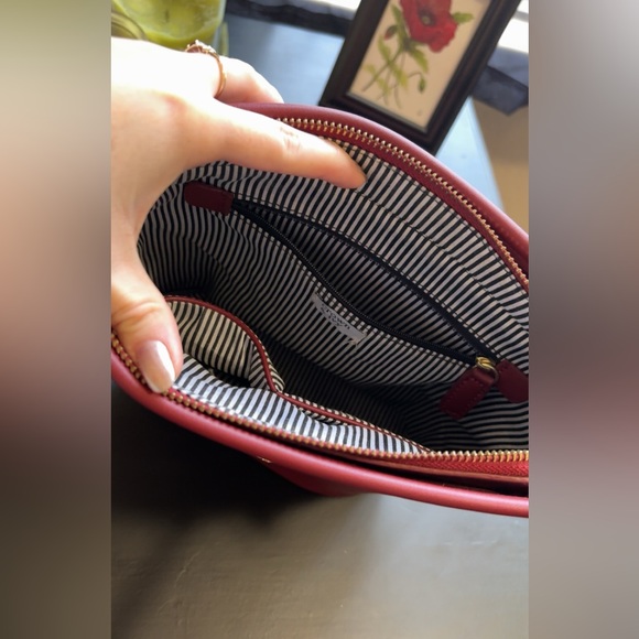 Crown & Ivy Bucket Crossbody Purse - Picture 3 of 5